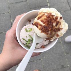 Eis Wilhelm - Erdnusseis mit Bacon Topping und Bananeneis mit Petersilie Topping
