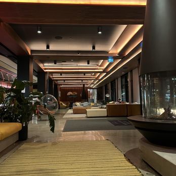 Moxy Banff - Hotels Near Me - Banff, Alberta