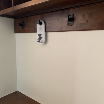 Manor Vail Lodge - Coat hangers & shelves - Hotels Near Me - Vail, Colorado