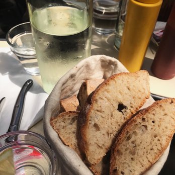 Aux Tables du Père Lachaise - Delicious complimentary crisp bread and cold water carafe - Bistros Near Me - Paris, 75 Aux Tables du Père Lachaise - Delicious complimentary crisp bread and cold water carafe - Bistros Near Me - Paris, 75