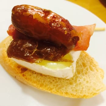Blai Tonight - Brie jambon et datte - Tapas Bars Near Me - Barcelona, B Blai Tonight - Brie jambon et datte - Tapas Bars Near Me - Barcelona, B