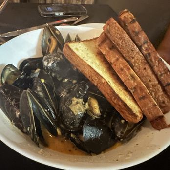 Elliot's Table - Mussels - New American Near Me - Houston, Texas