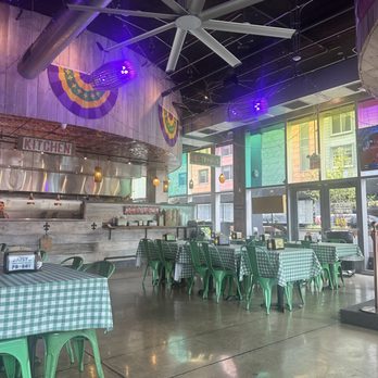 Daisy's Po' Boy and Tavern - Cajun/Creole Near Me - Chicago, Illinois