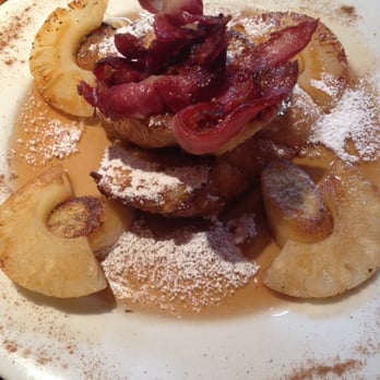 Café Melba - "Cositas francesas": tostadas francesas, maple syrup, piña, platano y....tocino - American Near Me - Santiago, RM