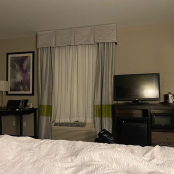 Hampton Inn Niagara Falls/Blvd - Dingy, dreary room. And I got the Hilton Diamond UPGRADE! - Hotels Near Me - Niagara Falls, New York