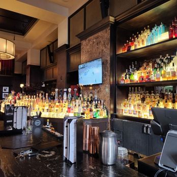 Hyde Park Prime Steakhouse - Bar view - Steakhouses Near Me - Indianapolis, Indiana