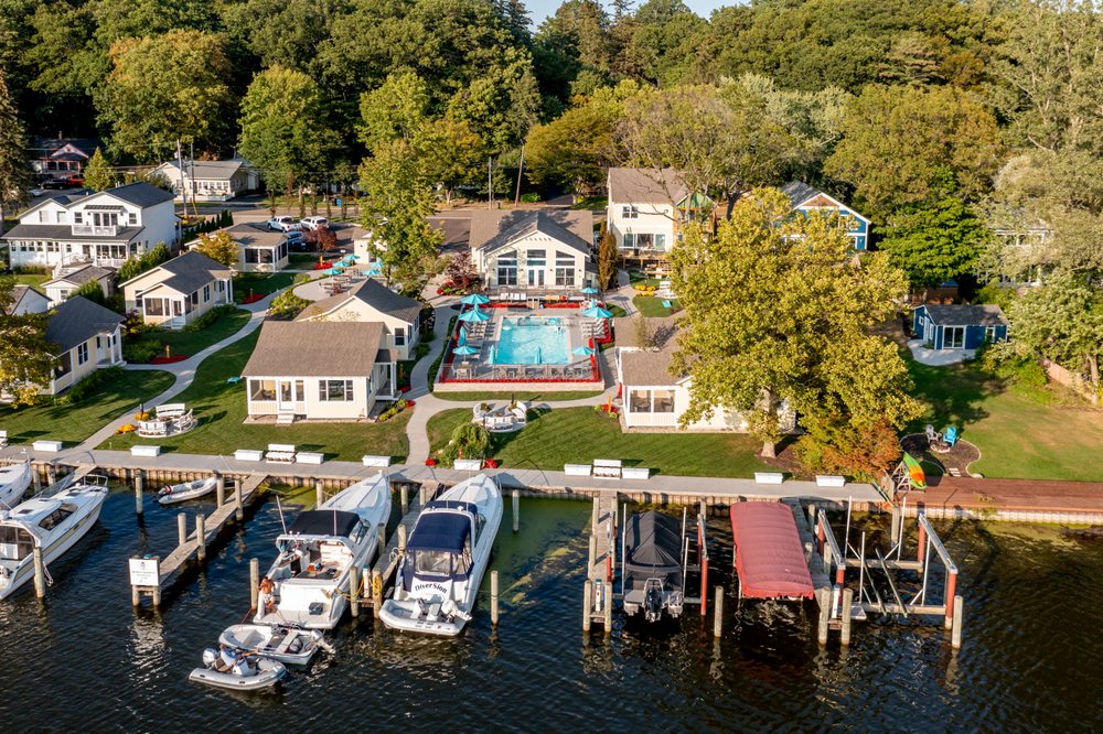 OLD PIKE COTTAGES Updated October 2024 46 Photos 645 Lake St