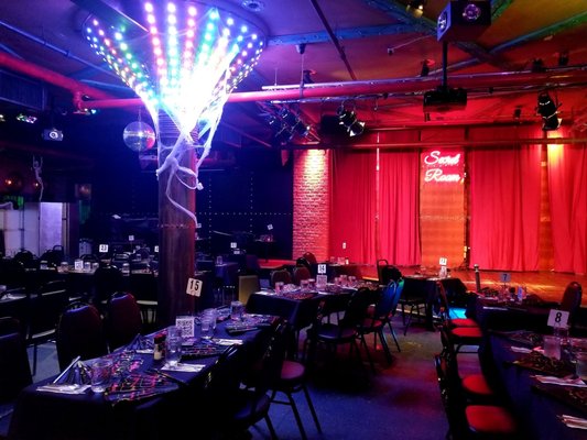 Lucky Cheng's Drag Queen Show Place by null