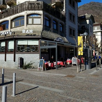 Vittoria - Front of Vittoria and outdoor patio - Italian Near Me - Tirano, SO