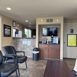 Kwik Kar On University - Lobby