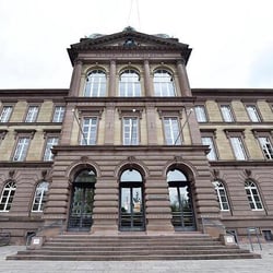 Helmholtz-Gymnasium - Hauptgebäude des Helmholtz-Gymnasiums in Karlsruhe West.