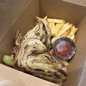 Aileron Golf Club - Reuben w fries - Golf Near Me - Lake Suzy, Florida