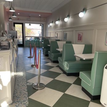 Cookies & Cream - Seating area - Ice Cream & Frozen Yogurt Near Me - Buffalo, New York Cookies & Cream - Seating area - Ice Cream & Frozen Yogurt Near Me - Buffalo, New York