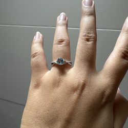 Solitaire Jewelers - This ring used to only fit around my pinky finger!