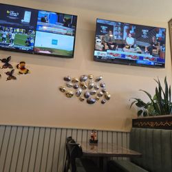 Taqueria Monarca - Nice decor and sports bar TVs.