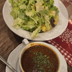 Wirtshaus Zum Erdinger - Gemischter Salat und Gulaschuppe (Mixed Salad with potatoes and Goulash)