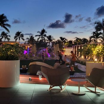 Queensbreak Restaurant - View towards Waikiki Beach sunset - New American Near Me - Honolulu, Hawaii