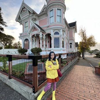 The Pinc Lady Mansion - Guest Houses Near Me - Eureka, California