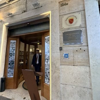 Alfredo alla Scrofa - Outside with the plaque - Italian Near Me - Rome, RM