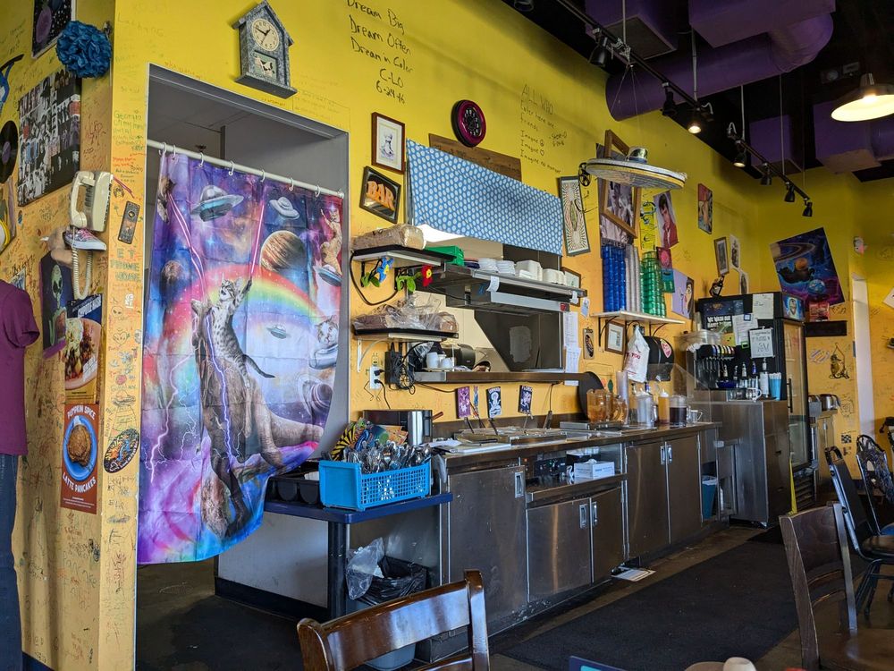 Squeeze In - Photo 2