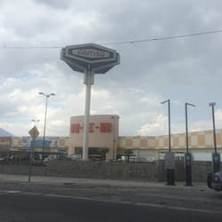 Multiplaza Lincoln - El HEB es el negocio más grande de la plaza.