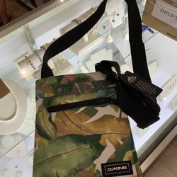 Cruise Kauai Boutique - 10/21/22 Found what I need! Been looking for one with a crossover wide strap