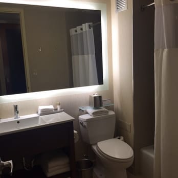 Hyatt Regency Chicago - Large bathroom. Plenty of mirrors to help you make yourself beautiful in the morning. - Hotels Near Me - Chicago, Illinois Hyatt Regency Chicago - Large bathroom. Plenty of mirrors to help you make yourself beautiful in the morning. - Hotels Near Me - Chicago, Illinois