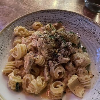 Von's 1000Spirits - Tellicherry Chicken and Smoked Gouda pasta - New American Near Me - Seattle, Washington