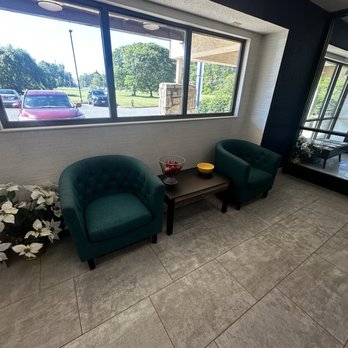 Days Inn by Wyndham - Lobby - Hotels Near Me - Monmouth Junction, New Jersey