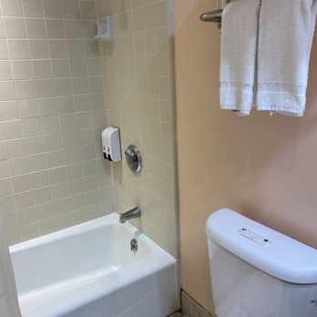 Campbell Inn - Bathroom - Hotels Near Me - Campbell, California Campbell Inn - Bathroom - Hotels Near Me - Campbell, California