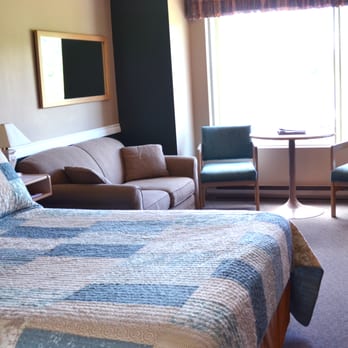 High Point Resort - A harbour view from every room! Queen suite with pullout single couch - Hotels Near Me - Quathiaski Cove, British Columbia