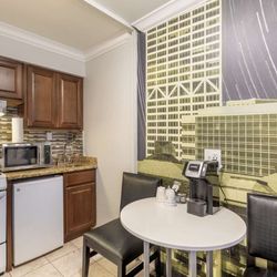 Best Western Plus Milwaukee West - Kitchenette