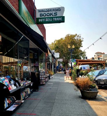 Walden Pond Books by null