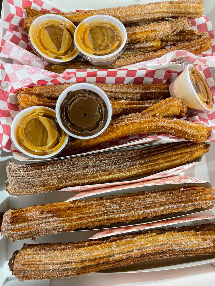 The churro's boutique Logo