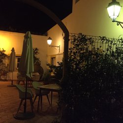 Albergaria Do Calvario - Patio view at night