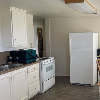Ester Lee Oceanview Inn - From the gathering room into the kitchen. - Hotels Near Me - Lincoln City, Oregon