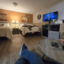 Lockview Motel - Very nice spot to relax. Barrel chairs and a low coffee table. Great cabin!!