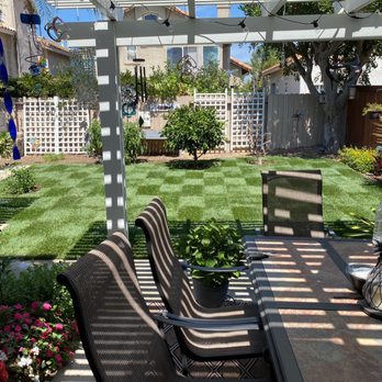 Paradise Lawns - a patio with a table and chairs - Lawn Services Near Me Paradise Lawns - a patio with a table and chairs - Lawn Services Near Me