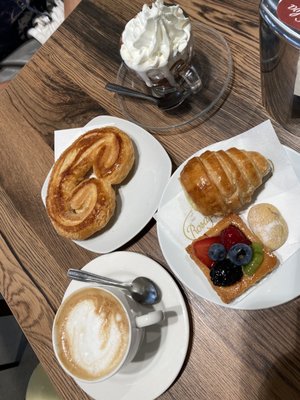 Foto de Rosa Salva - Venezia, VE, IT. A hot chocolate and sugar pastry as well!