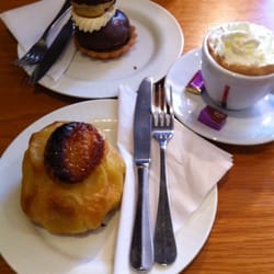 Patisserie Thibaut - Pomme en chemise et religieuse chocolat sur son socle en pâte sucrée
