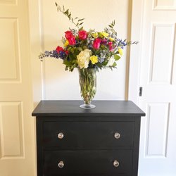 Bungalow 7 Wellness Collection - Beautiful floral arrangement in the lobby