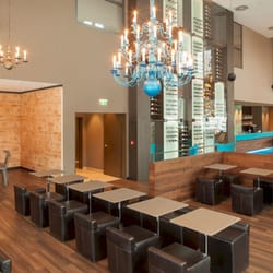 Motel One Wiesbaden - One Lounge Wiesbaden mit Blick zur Nische und dem Raumhohen Weinregal