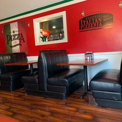 Elvio’s Pizzaria - Seating