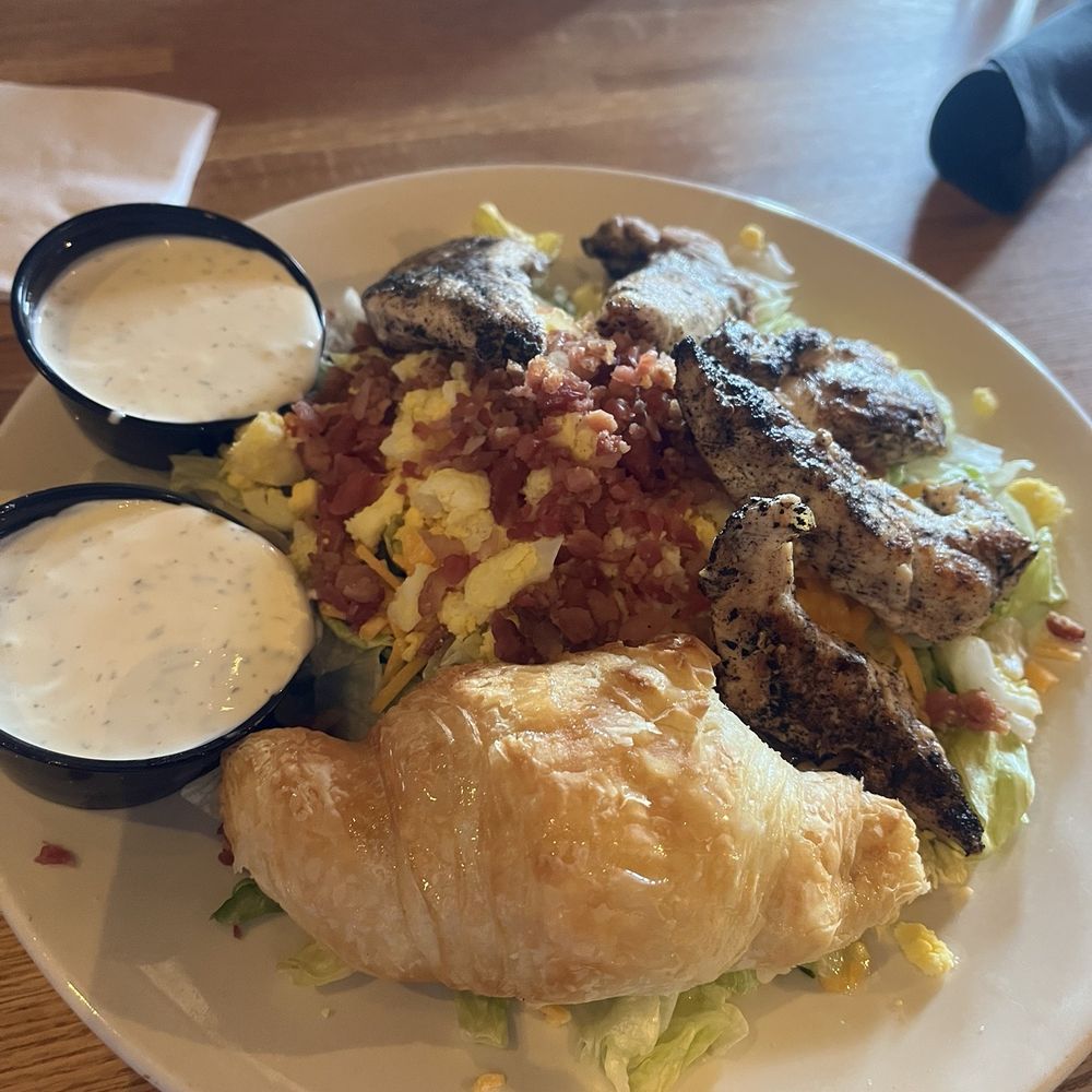 Copper River Grill - chicken tender salad grilled w/ no tomatoes! - American Near Me - Boiling Springs, South Carolina