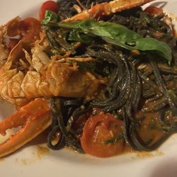 Maya - Spaghetti al nero di seppia, pomodorini e gamberi