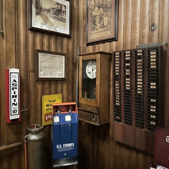 Steaming Tender - Interior waiting area decor - American Near Me - Palmer, Massachusetts