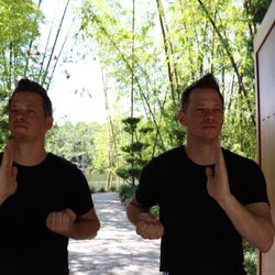 Zen Wing Chun Kung Fu - The WIng Chun Twins training kung fu