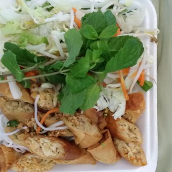 Pho My Vi - Top view of spring roll plate, 6 rolls/ cold noodles and veggies with sauce!!! - Vietnamese Near Me - Kaneohe, Hawaii