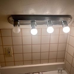 The Farrington Inn - Faulty light bulbs in restrooms