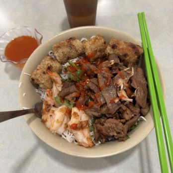 Viet-Ha - Vermicelli noodles with grilled pork and egg rolls - Chinese Near Me - Sacramento, California Viet-Ha - Vermicelli noodles with grilled pork and egg rolls - Chinese Near Me - Sacramento, California